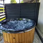 Háziállatbarát Bichon Medencehasználattal Nyaraló *